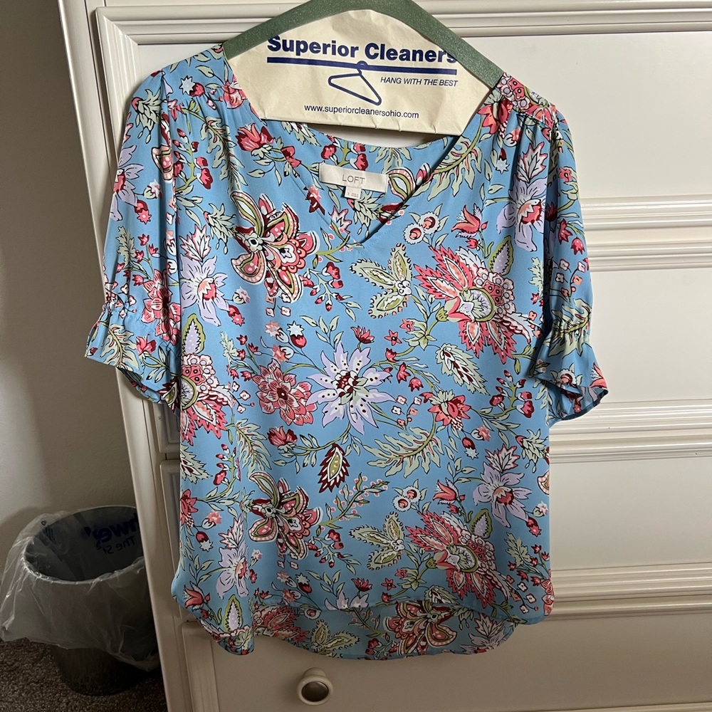 LOFT Women's Floral Blue Top Size Small